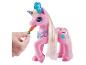 Un jouet licorne rose avec une carotte dans sa bouche.