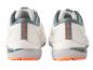 Des chaussures de course blanches avec des détails orange.