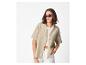 Femme en chemise de lin beige, crop top blanc et short blanc.