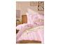 Chambre avec literie rayée rose, tête de lit en bois et art floral encadré au mur.