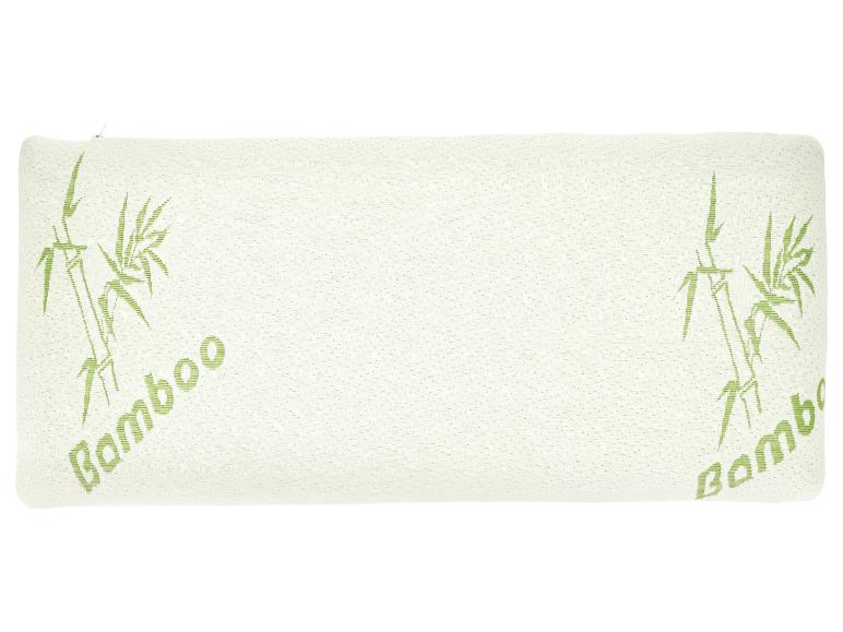 Oreiller blanc avec motifs de bambou verts et le mot « Bamboo ».
