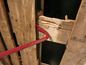 Un pied-de-biche rouge utilisé pour ouvrir une palette en bois.