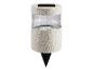 Lampe de jardin solaire avec un boîtier gris texturé et un abat-jour transparent nervuré.