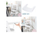 Une chaise haute blanche avec un plateau amovible.