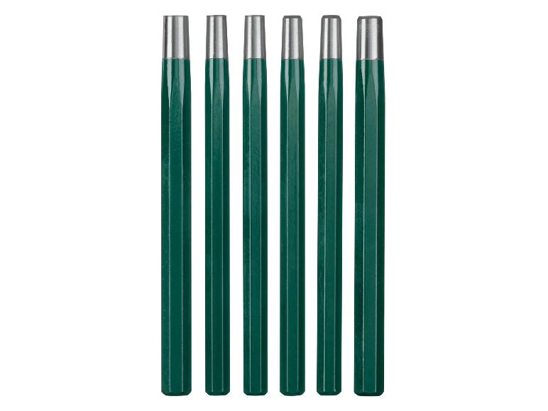 Cinq poinçons verts pour le travail des métaux.