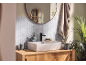 Lavabo de salle de bain avec robinet noir, distributeur de savon et brosses à dents en bambou.