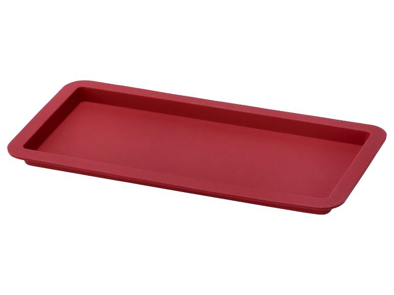 Moule à pâtisserie rectangulaire en silicone rouge.