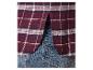 Chemise à carreaux bordeaux avec fente à l'ourlet, portée sur un jean.
