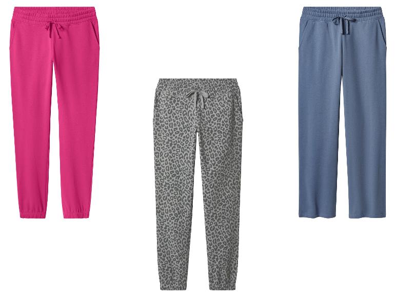 Trois pantalons de survêtement : fuchsia, gris imprimé léopard et bleu.