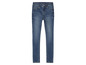 Un jean bleu skinny.