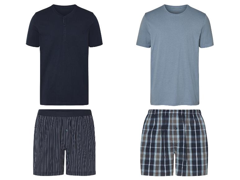 T-shirts et shorts de pyjama rayés et à carreaux.