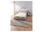Matelas et lit beige dans une chambre moderne.