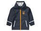 Une veste imperméable bleu marine avec une fermeture éclair orange et un motif 'Little Captain'.