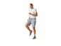 Homme en t-shirt et shorts de sport gris.
