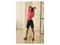 Femme en t-shirt rose et short noir faisant de l'exercice
