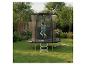 Enfant sautant sur un trampoline avec filet de sécurité dans un jardin verdoyant.