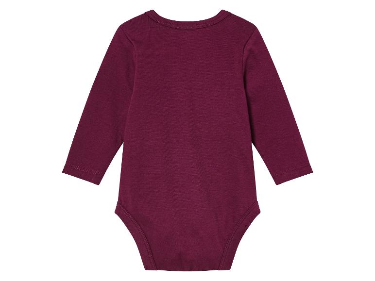 Un body bébé couleur bordeaux à manches longues.