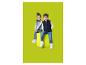 Enfants en gilets matelassés et jeans, assis sur un podium vert.