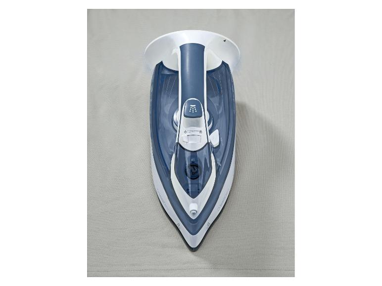 Fer à vapeur SilverCrest sur un tissu gris clair, vue de dessus