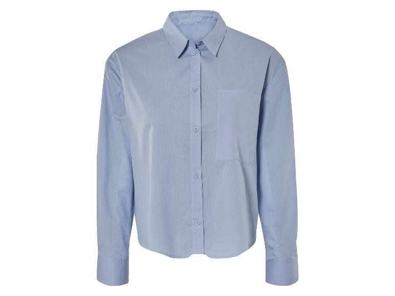 Une chemise bleu clair à manches longues avec une poche poitrine.