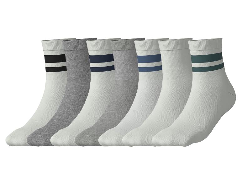 Six paires de chaussettes blanches et grises avec des rayures colorées à la cheville
