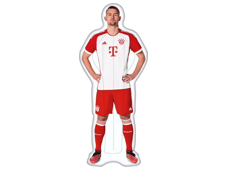 Un homme portant un maillot de football blanc et rouge du FC Bayern Munich et un short avec le logo Adidas.