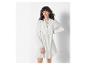 Robe blanche courte, style bohème, manches longues.