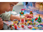 Enfant jouant avec un calendrier de l'Avent contenant des mini-poupées de princesses et un château.