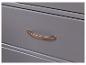 Commode grise avec poignées en laiton.