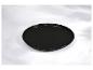 Plateau rond noir sur une surface en marbre blanc avec des ombres