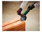 Un ouvrier utilise une meuleuse d'angle Parkside pour couper des briques.