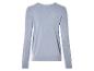 Un pull bleu clair à manches longues.