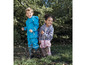 Deux enfants jouent sous la pluie avec des vêtements imperméables et des bottes.