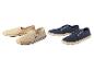Espadrilles beige et chaussures lacées bleu marine.