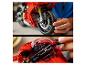 Deux images d'une moto jouet rouge, l'une avec une main tenant la roue avant et l'autre avec une main ajustant le guidon.