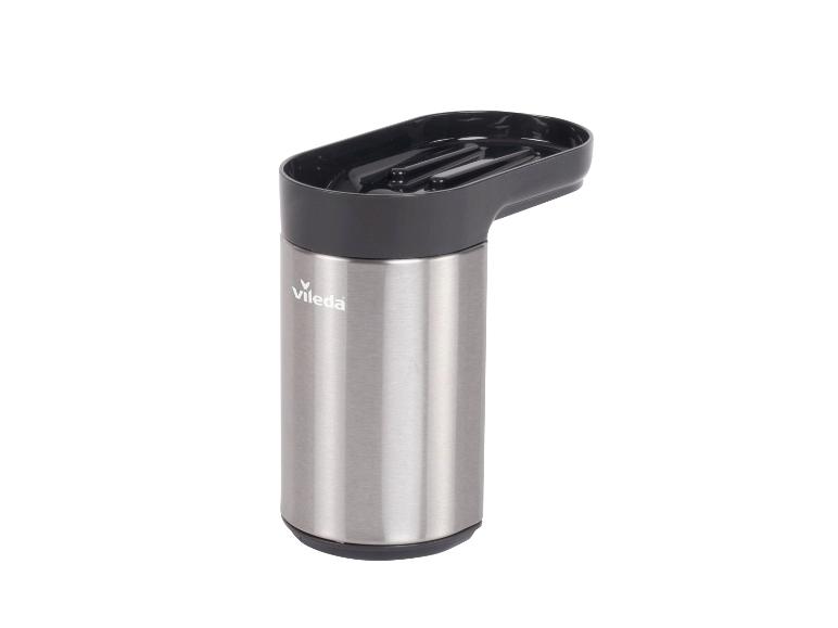 Distributeur de savon liquide en acier inoxydable avec plateau égouttoir noir.