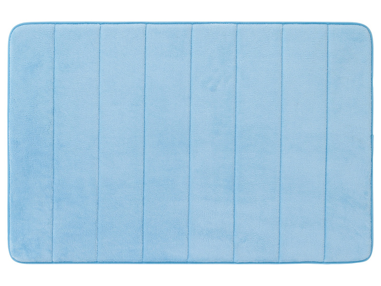 Un tapis de bain bleu clair avec une surface nervurée.