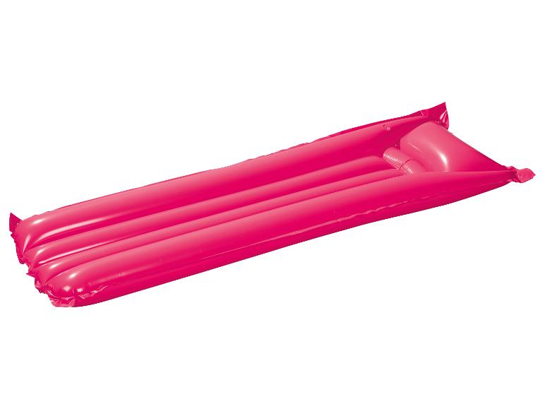 Matelas gonflable rose pour la piscine.