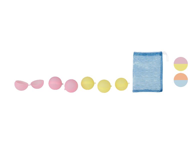 Ballons à eau réutilisables roses et jaunes avec un sac en filet bleu et des échantillons de couleurs.