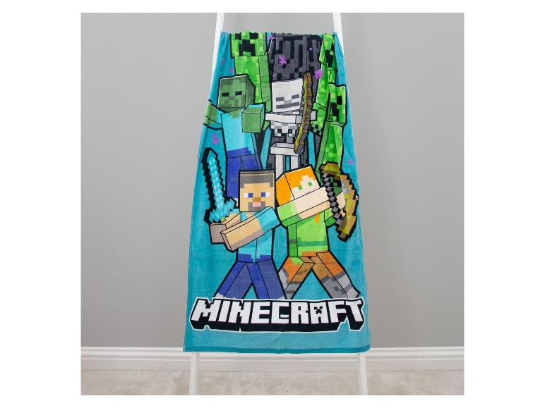 Serviette de bain sur le thème du jeu vidéo, avec des personnages et des monstres, et le texte « MINECRAFT ».
