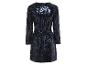 Une longue robe bleu foncé à paillettes.