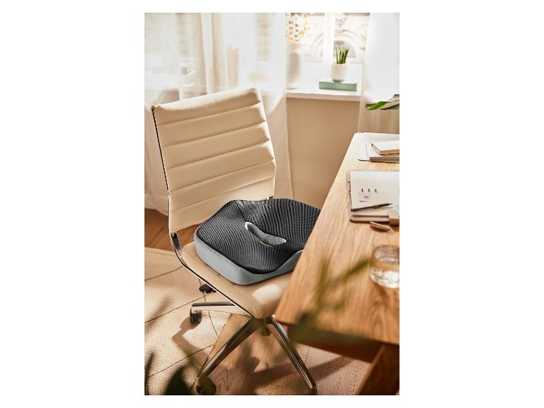 Coussin de siège ergonomique sur une chaise de bureau dans un bureau à domicile.