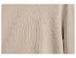Détail d'un pull beige à manches longues.