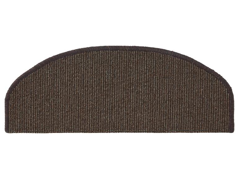 Paillasson demi-rond marron.