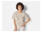 Une femme porte un t-shirt rayé et un jean blanc.