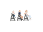 Trois enfants assis sur des chaises en bois grises réglables, adaptées à différents âges.