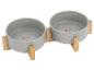 Gamelles doubles grises pour animaux de compagnie avec motif cœurs, sur un support en bambou.