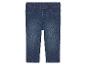 Un jean bleu pour bébé.