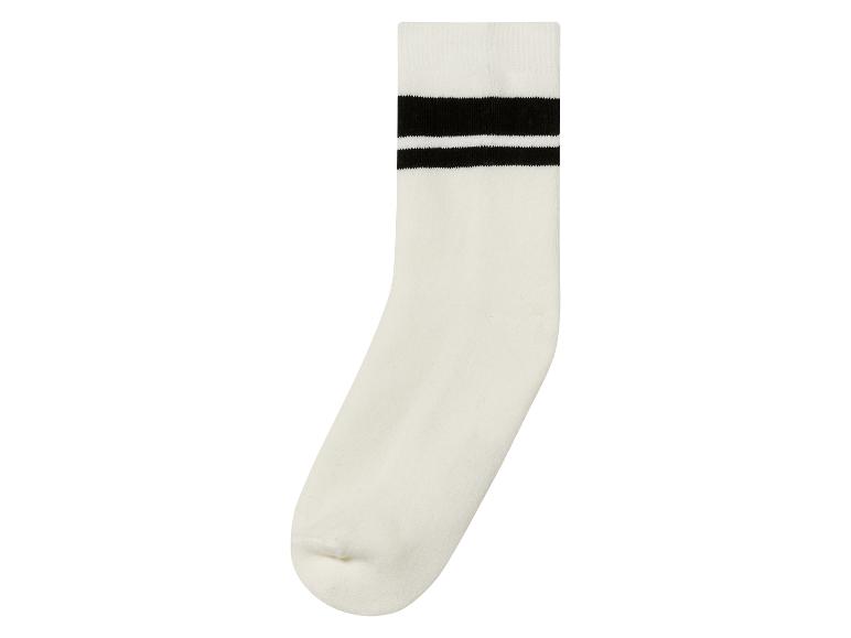 Des chaussettes blanches avec des rayures noires.