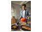 Homme tenant une cocotte en fonte premium SILVERCREST® orange.